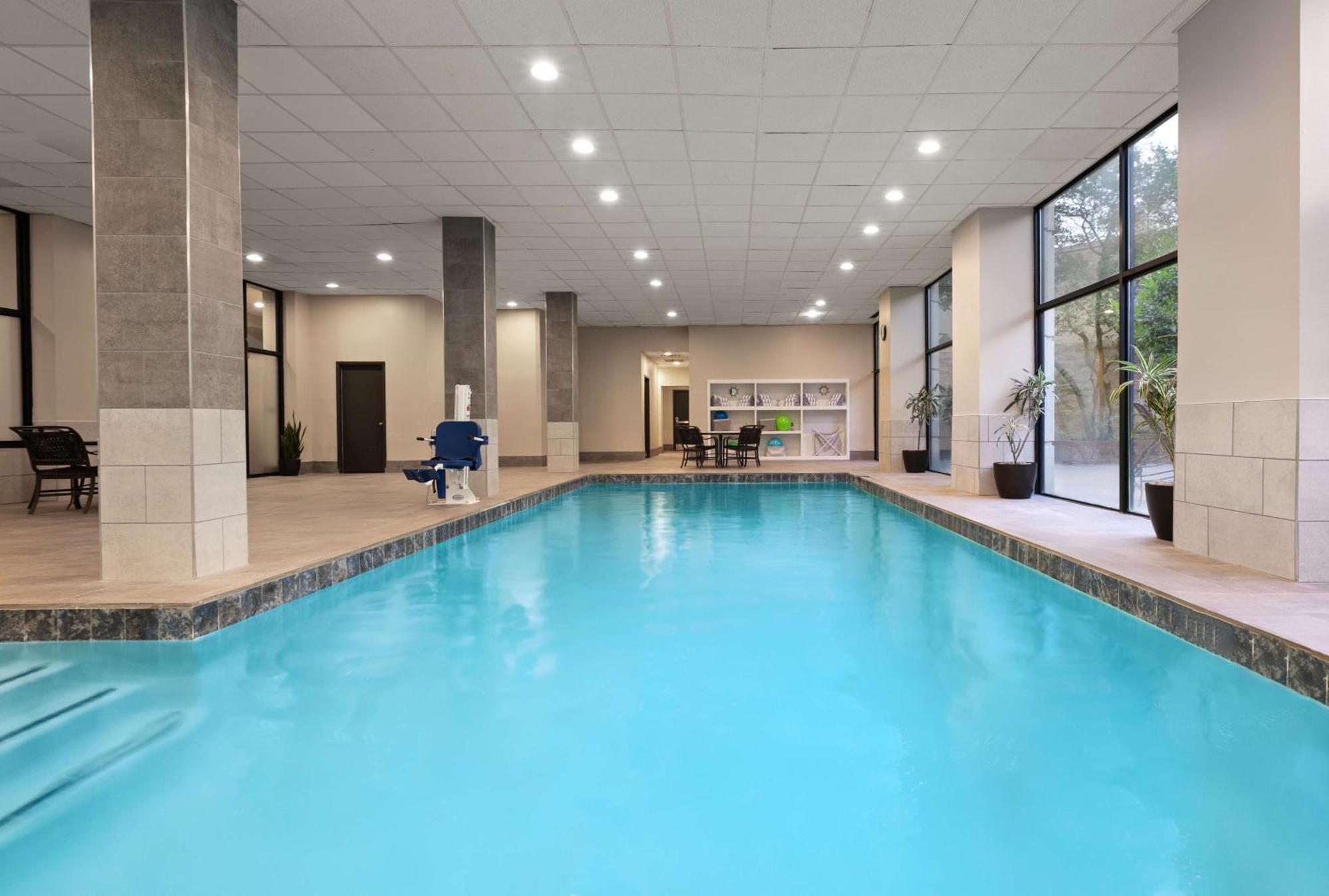 Embassy Suites By Hilton Dallas-Love Field Exterior photo